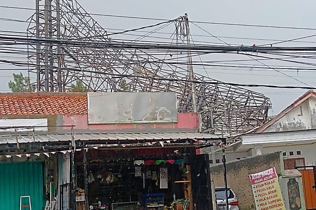 Hujan dan Angin Kencang di Tangsel, Papan Reklame Roboh Timpa Rumah