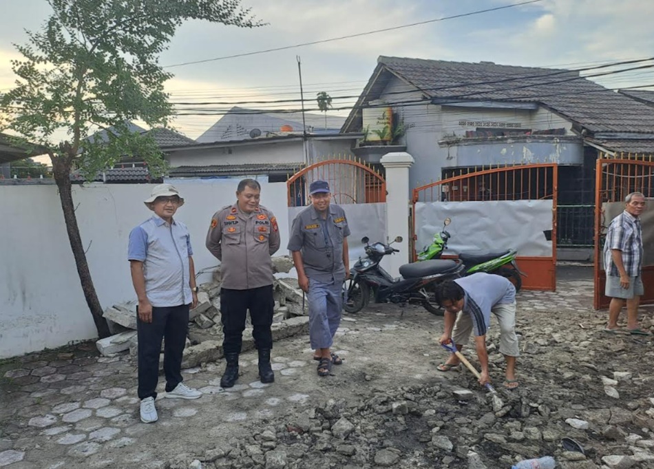 Tembok Bangunan di Tangsel Ambruk Diterjang Angin Kencang, Puluhan Motor Tertimpa 