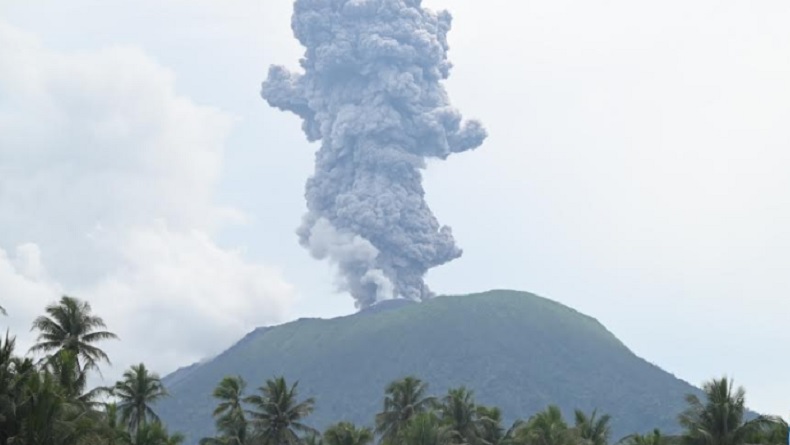 Gunung Ibu Erupsi Dahsyat, Letusan 2.000 Meter di Atas Puncak