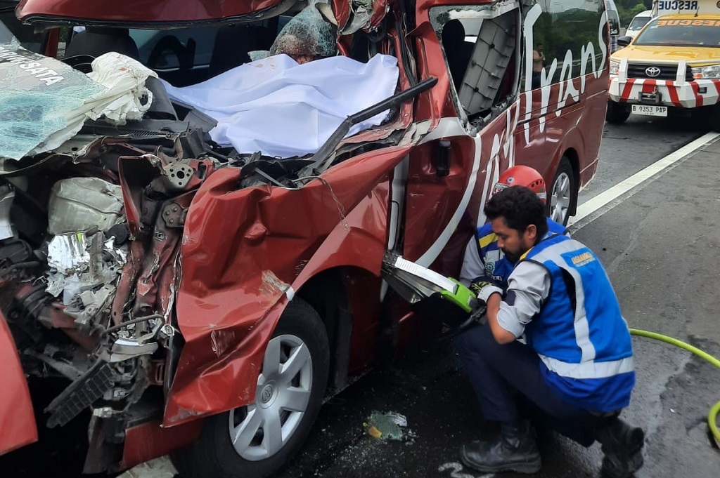 Kecelakaan Mobil Travel Tabrak Truk di Tol Purbaleunyi: 1 Orang Tewas, 9 Luka-luka