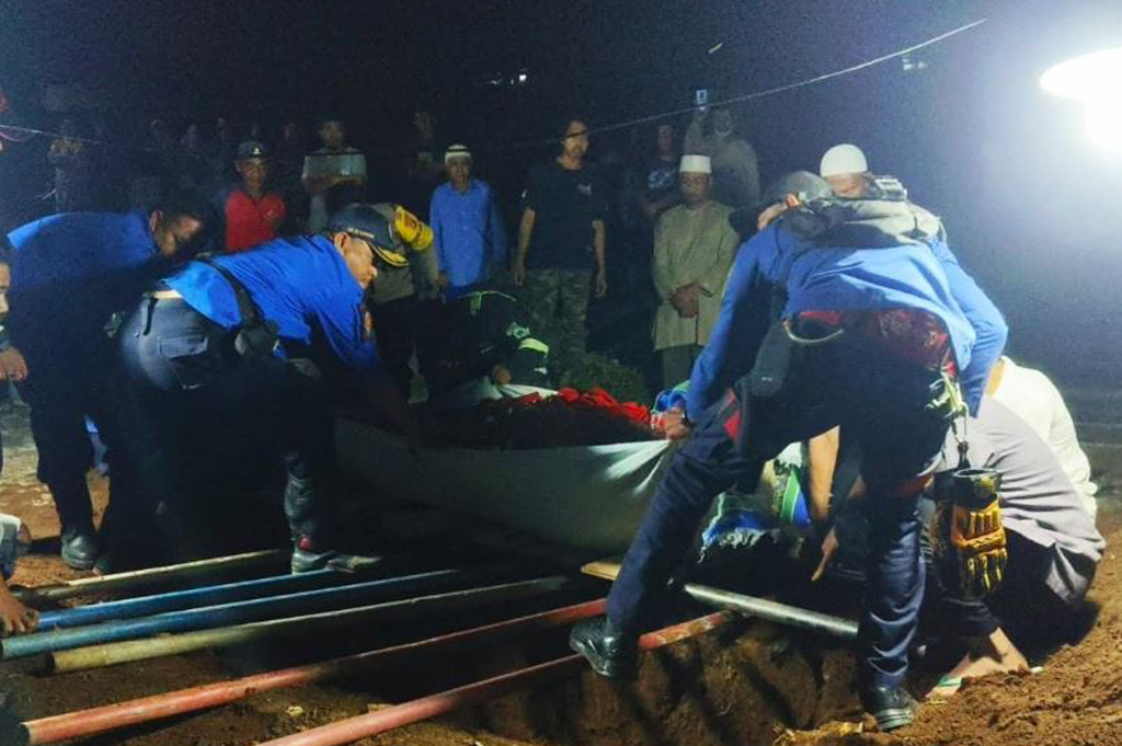 Pria Obesitas Seberat 200 Kg di Kuningan Meninggal, Damkar Turun Tangan Bantu Pemakaman