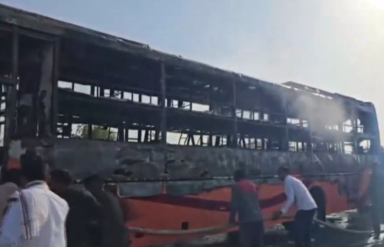 Bus Penuh Penumpang Terbakar, 19 Orang Tewas