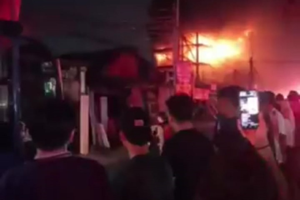 Kebakaran Bengkel di Ciledug Jaksel, Transjakarta Koridor 13 Terganggu!