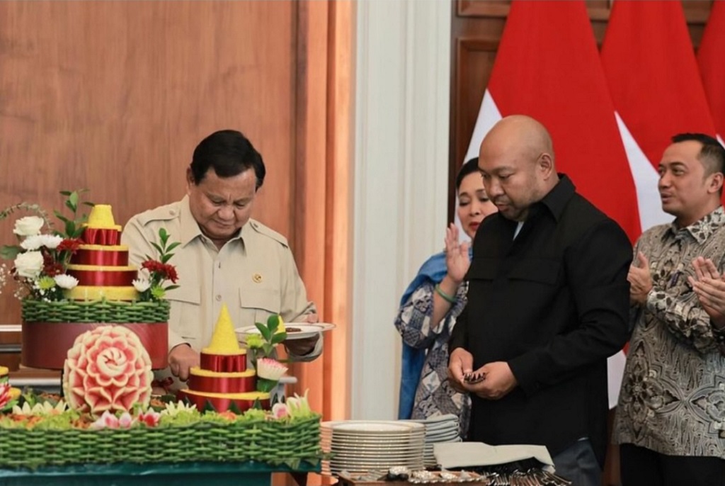 Momen Prabowo Tumpengan Bareng Didit hingga Titiek di Ultah ke-74