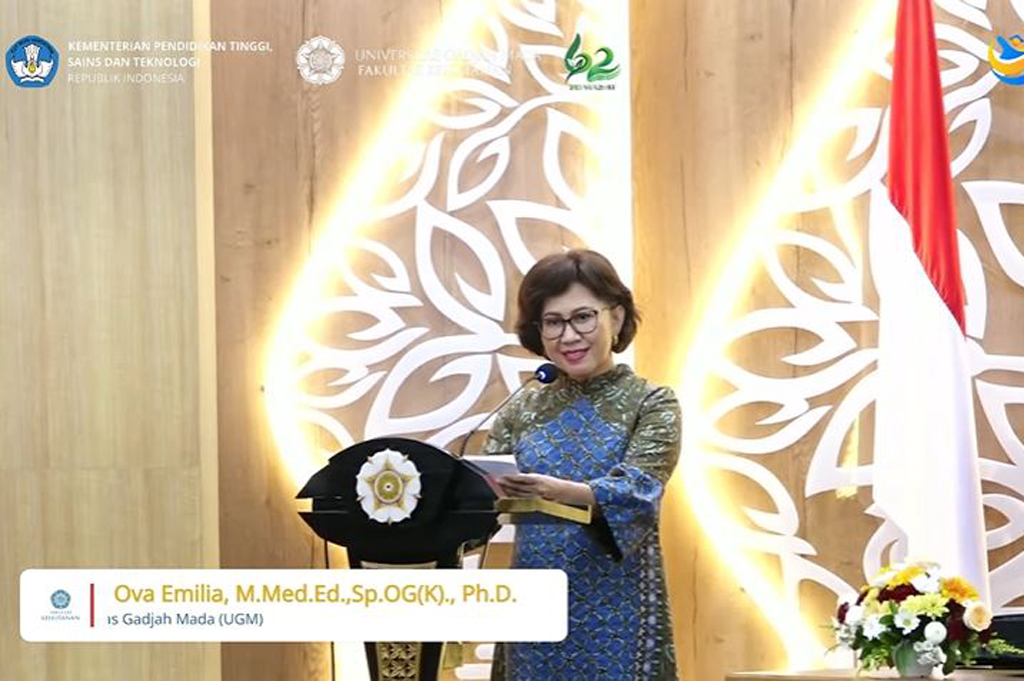 Full Senyum, Ekspresi Rektor UGM Sapa Jokowi sebagai Alumni Kebanggaan Fakultas Kehutanan