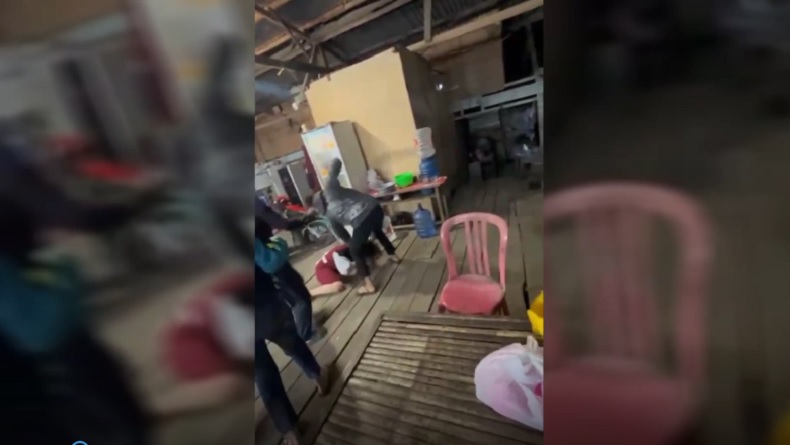 Viral Penjaga Kios Buah Dikeroyok 2 Emak-Emak di Gowa, Ditendang hingga Tersungkur