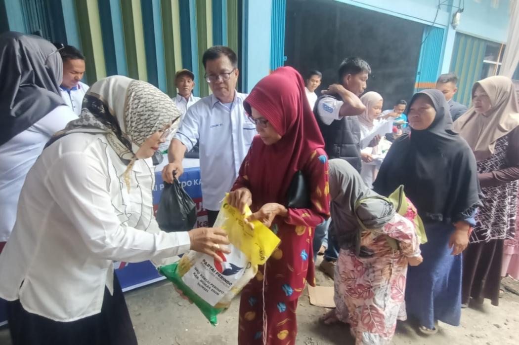 Syukuran HUT ke-11, DPD Perindo Muara Enim Bagikan Ratusan Paket Sembako ke Warga 