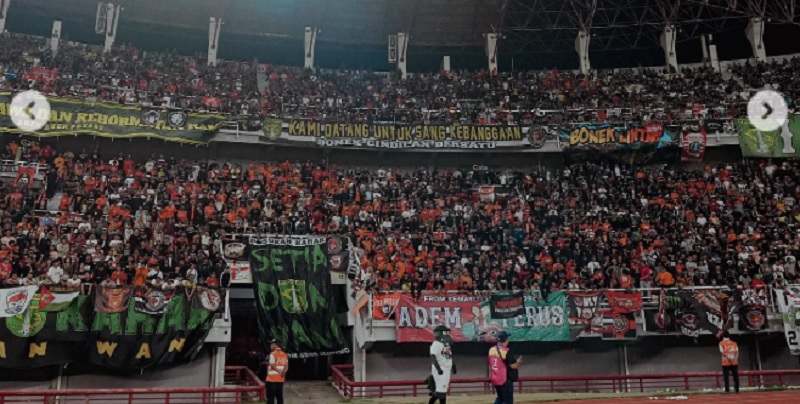 So Sweet! Bonek dan The Jakmania Berdampingan Mesra di Gelora Bung Tomo