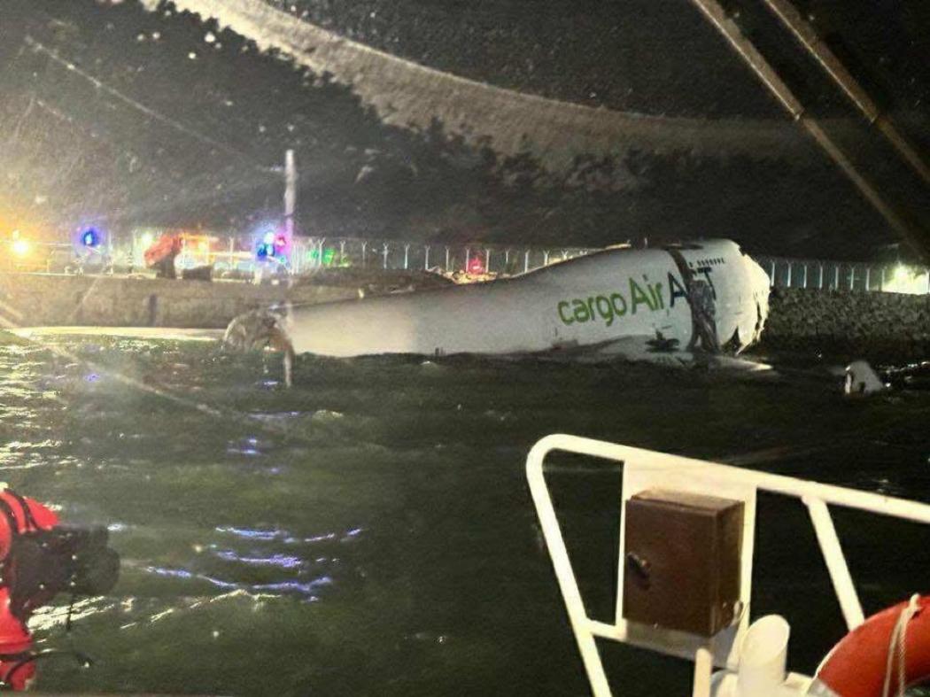 Mengerikan! Pesawat Emirates Tabrakan dan Jatuh ke Laut, 1 Orang Tewas