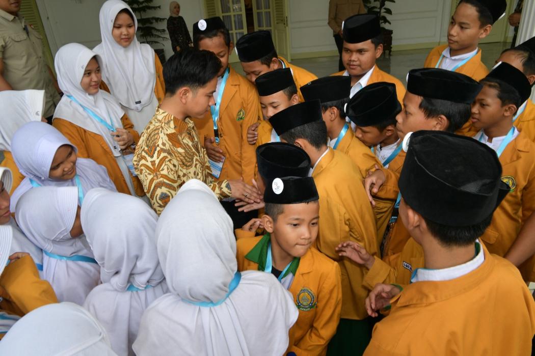 Menjelang Hari Santri, Gibran Ajak Ratusan Santri Kunjungi Istana Wapres