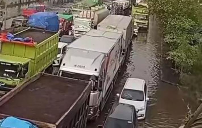 Banjir Semarang Lumpuhkan Jalan Kaligawe, Truk Besar Terjebak Lebih dari 24 Jam