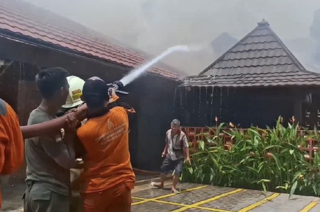 Kebakaran Restoran Bakso Lapangan Tembak, 4 Unit Damkar Dikerahkan