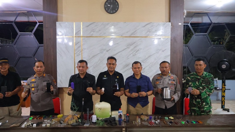 Gencarkan Razia, Kementerian Imipas Musnahkan Puluhan Ribu Senjata hingga Elektronik