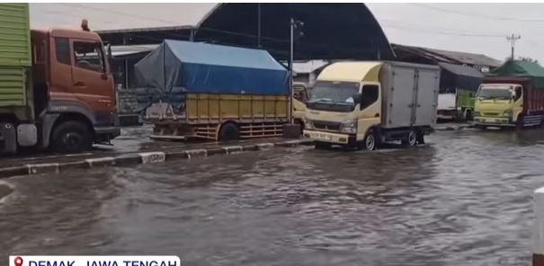 Macet Horor di Pantura Semarang-Demak Imbas Banjir Rob Mulai Terurai