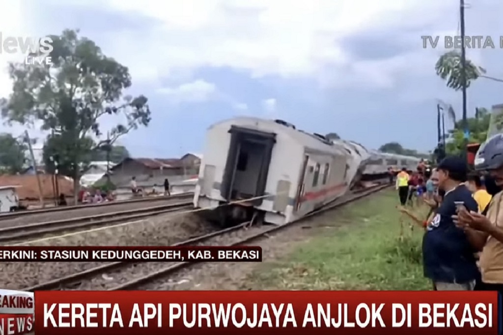 KA Purwojaya Gambir-Kroya Anjlok di Bekasi, 2 Gerbong Belakang