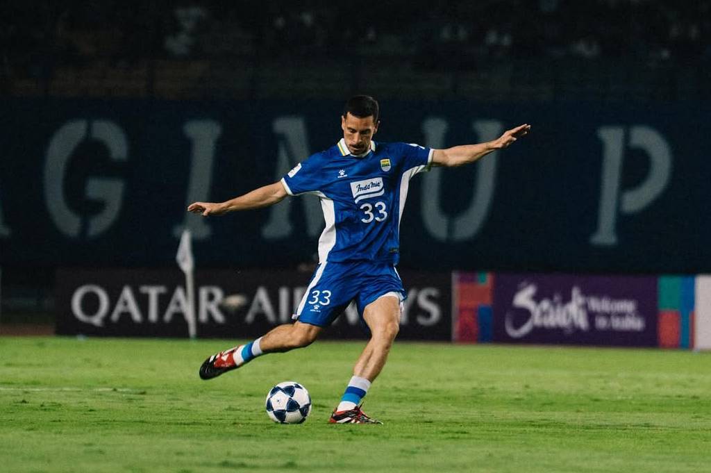 Kabar Campur Aduk Persib: Kurzawa Tumbang, Thom Haye Gabung Hadapi Persebaya