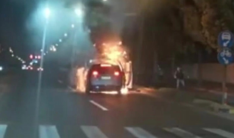 Mengerikan, Mobil Listrik Ini Tiba-tiba Terbakar saat Dikendarai