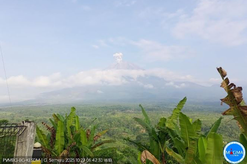 Gunung Semeru Erupsi 2 Kali Pagi Ini, Kolom Abu Capai 700 Meter di Atas Puncak