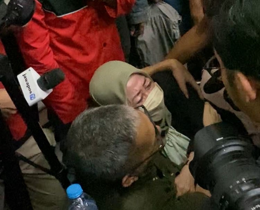 Ibu Delpedro Histeris dan Pingsan usai Dengar Praperadilan Anaknya Ditolak: Kalian Zalim, Kutuntut di Akhirat!