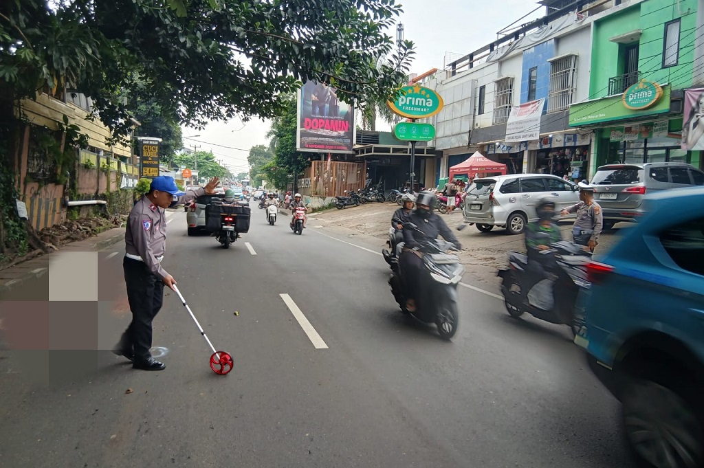 Tragis! Pemotor Pelajar Tewas usai Nyalip Biskita Trans Depok