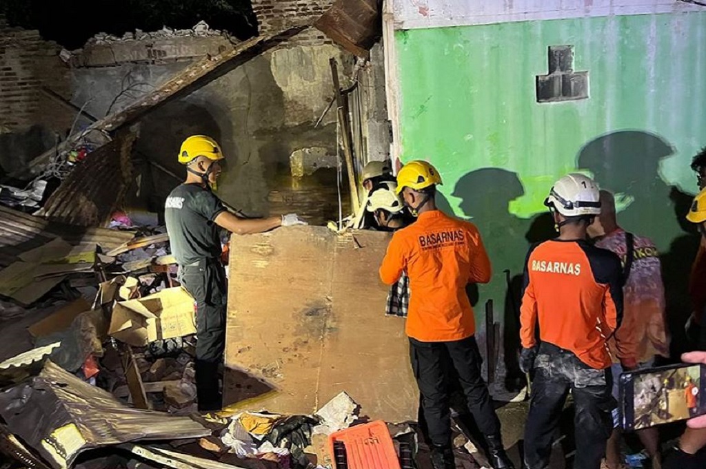 Rumah Tua Roboh di Pecinan Semarang, 1 Orang Tewas dan 4 Luka-Luka