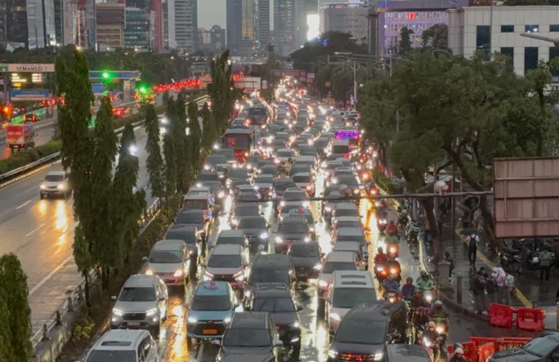 Jalan Gatsu Arah Slipi Macet Parah usai Diguyur Hujan Deras Sore Ini