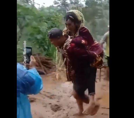 Viral Pengantin Pria Gendong Mempelai Wanita di Wonosobo Terobos Jalan Longsor