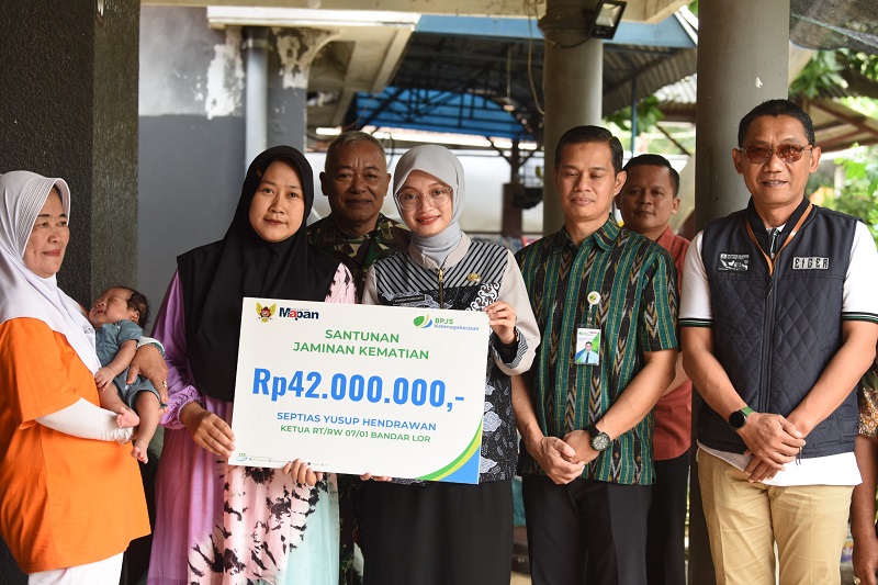 Wali Kota Kediri Serahkan Santunan Jaminan Kematian BPJS Ketenagakerjaan ke Ahli Waris 