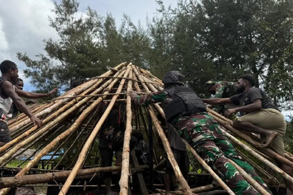 Momen Humanis Prajurit TNI Bantu Renovasi Rumah Adat Honai di Papua Pegunungan