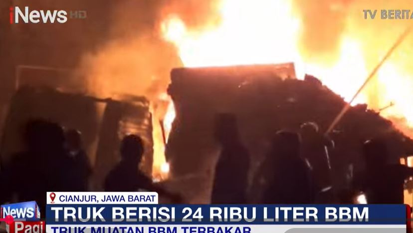 Detik-Detik Truk Tangki Angkut 24.000 Liter BBM Terguling dan Terbakar di Cianjur