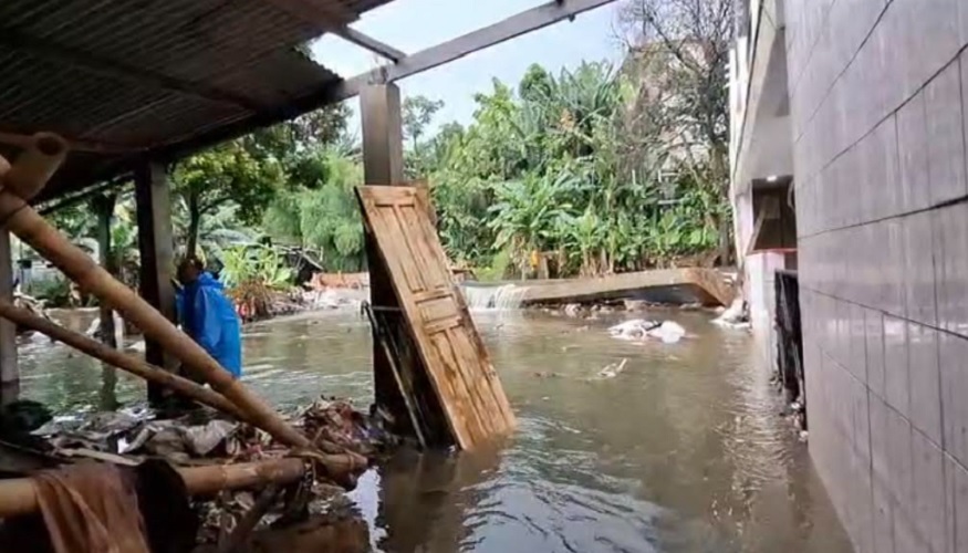 Cerita Petugas Kesulitan Tangani Banjir di Jati Padang Jaksel