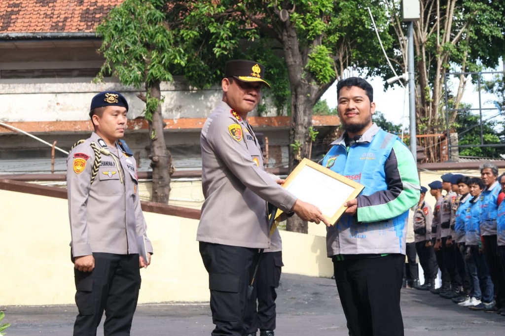 Kapolda Metro Beri Penghargaan Ojol Kamtibmas yang Gagalkan Curanmor di Cakung 