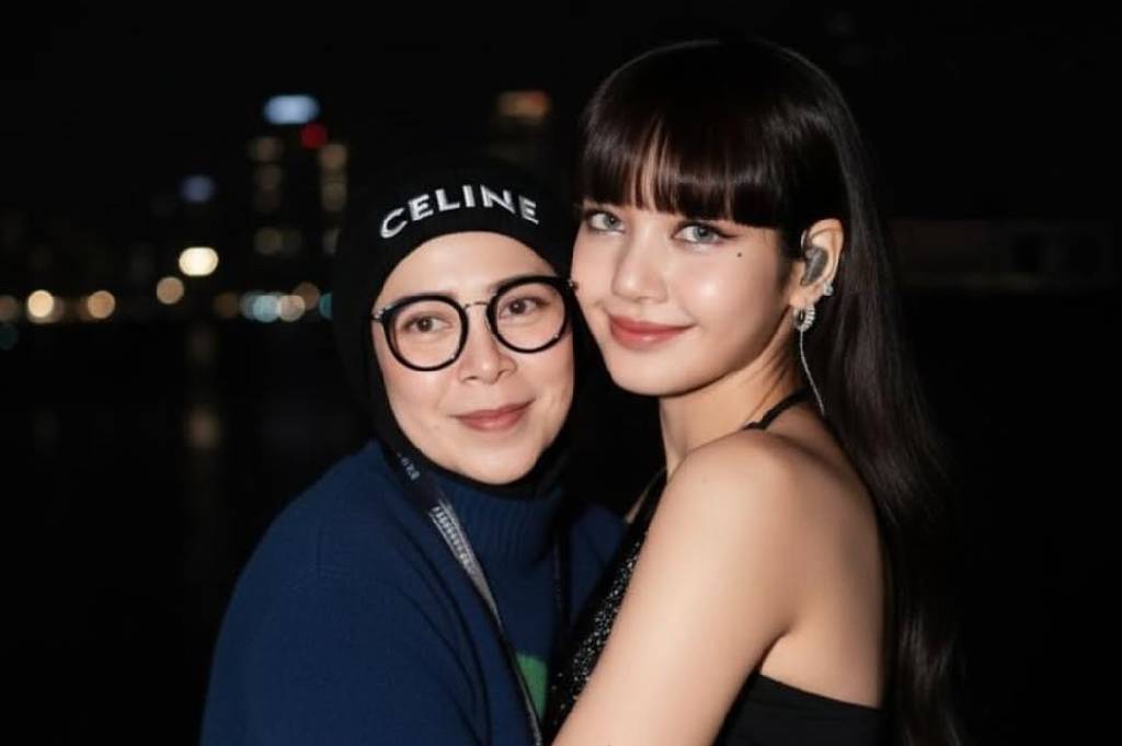 Viral Melly Goeslaw Posting Foto AI Peluk Lisa BLACKPINK, Bahas soal Basreng!