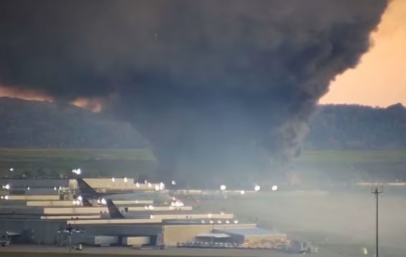 Pesawat Kargo UPS MD-11 Jatuh dan Terbakar di Louisville AS