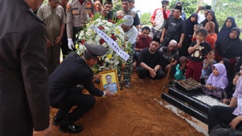 Suasana Duka Selimuti Pemakaman Anggota Polres Mesuji yang Tewas Kecelakaan