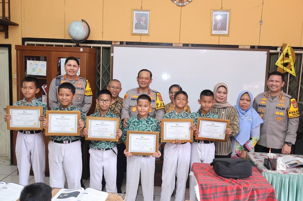 6 Siswa SD di Cipayung Serahkan Temuan HP ke Polisi, Kapolda Metro: Kalian Pahlawan
