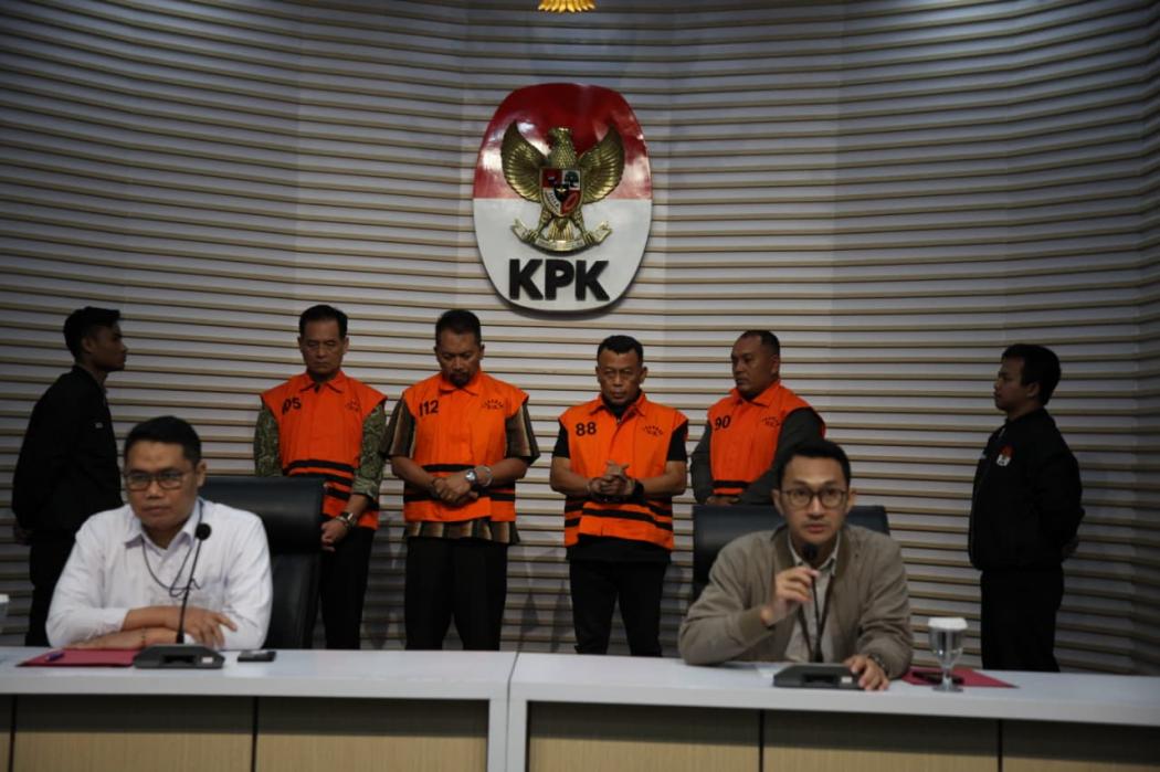 Isi Garasi Bupati Ponorogo Tersangka Korupsi hanya Alphard dan Motor Vespa!