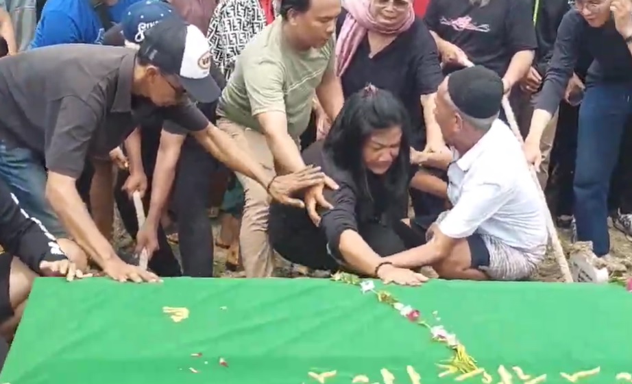 Tangis Haru Iringi Pemakaman Jenazah Reno Korban Demo Rusuh Jakarta