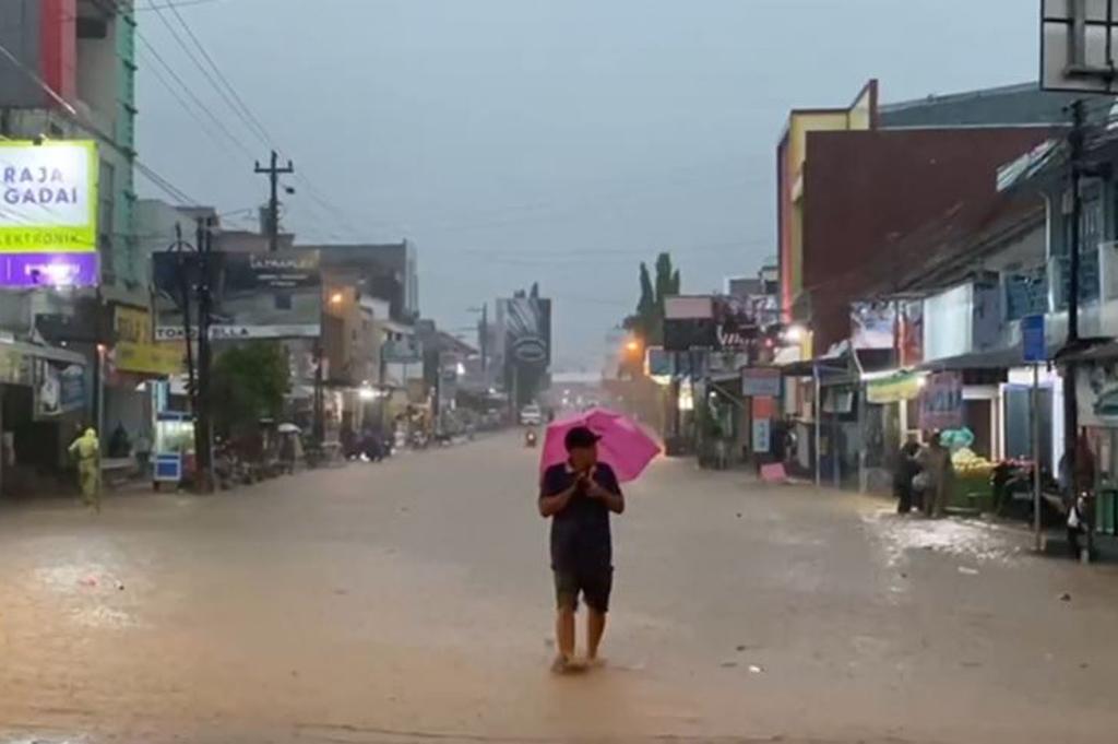 Update Banjir Bandang Terjang Brebes: 3 Orang Tewas, Warga Masih Bersihkan Lumpur