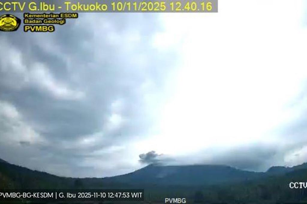 Gunung Ibu Erupsi Hari Ini, Kolom Abu Teramati di Langit Halmahera Barat
