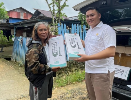 Realisasikan Janji, Politisi Perindo Yosua Terangi Warga Sorong Utara dengan Solar Light