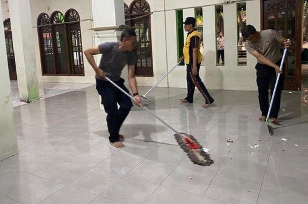 Usai Ledakan, Polres Jakut Bantu Bersihkan Masjid SMAN 72 Jakarta