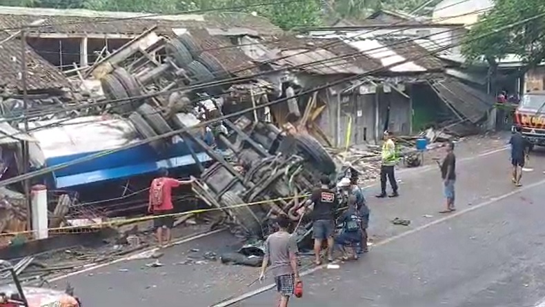 Truk Bermuatan Solar Tabrak Deretan Warung di Purworejo, 1 Orang Tewas 2 Luka-Luka