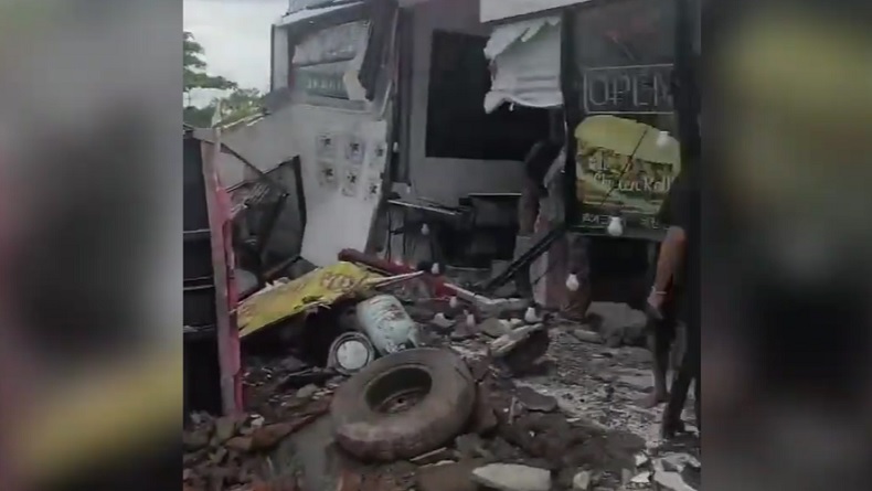 Truk Pasir Hantam Rumah Makan hingga Hancur di Badung, 1 Orang Tewas