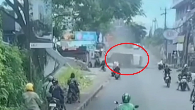 Mengerikan! Truk Maut Malaju Mundur Tabrak Rumah Makan di Badung Terekam Kamera