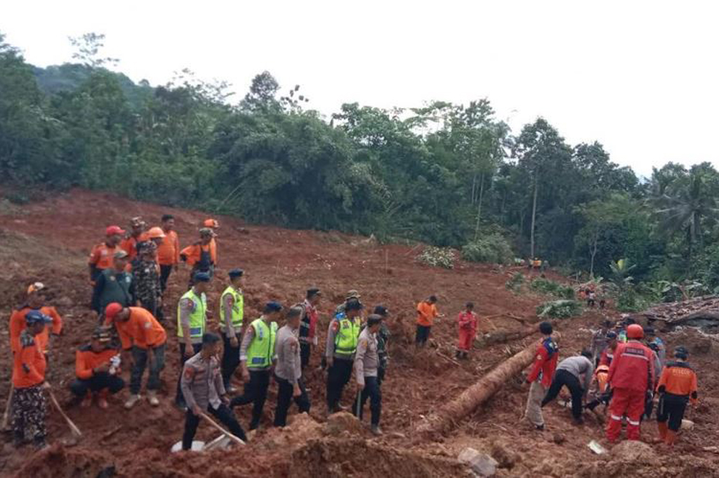 12 Korban Longsor Cilacap Belum Ditemukan, Pencarian Dilanjutkan Minggu Pagi