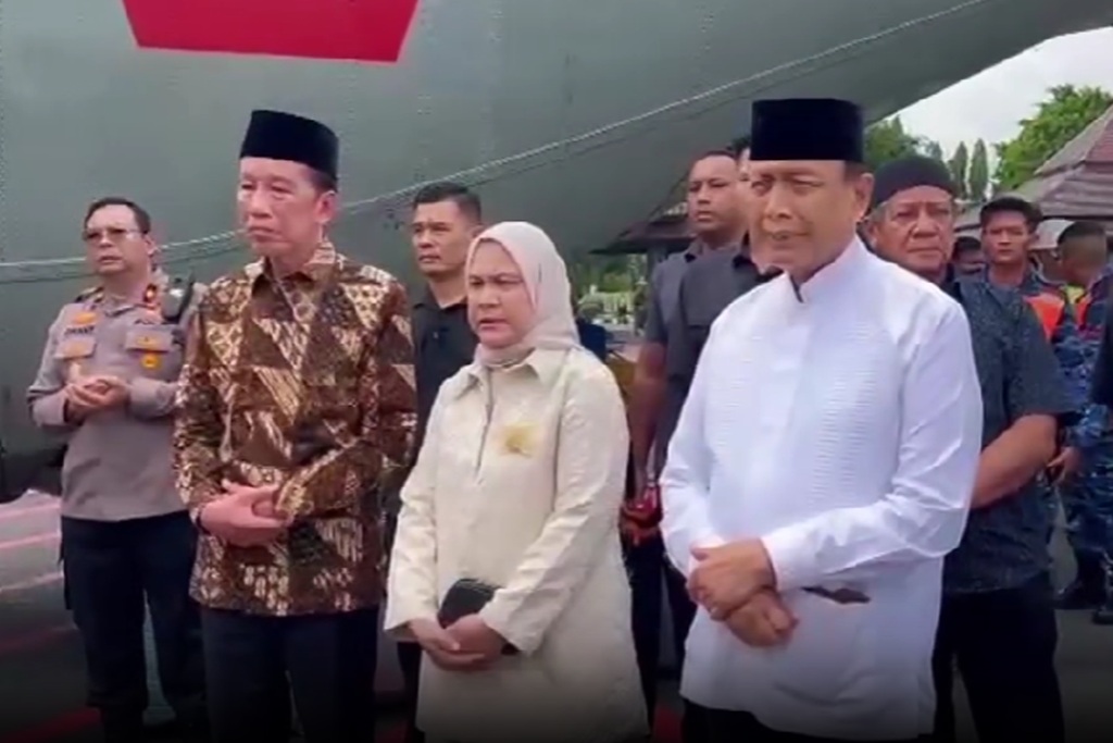 Jokowi Ikut Jemput Jenazah Rugaiya Usman Istri Wiranto di Bandara Adi Soemarmo Solo