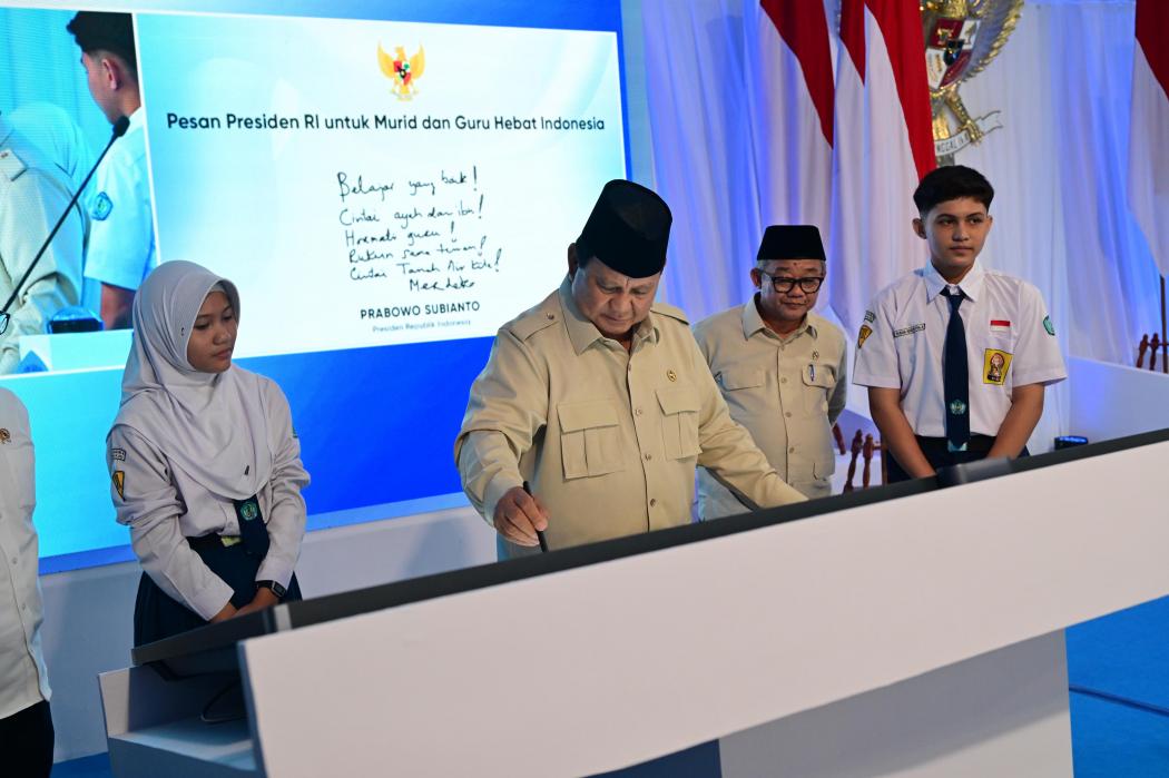 Pesan Prabowo ke Murid se-Indonesia: Hormati Guru, Cintai Tanah Air Kita