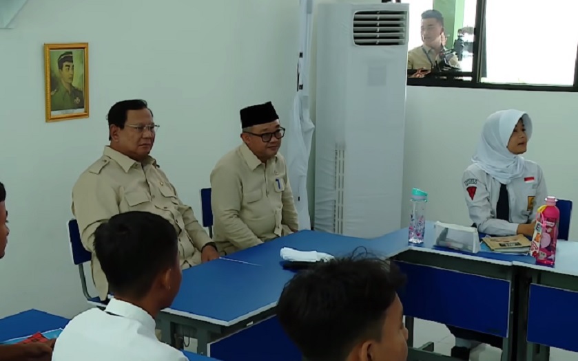 Momen Presiden Prabowo Tinjau Proses Belajar Siswa dengan Smartboard di SMPN 4 Kota Bekasi