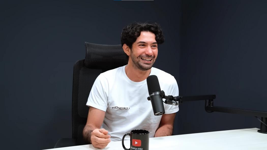Reza Rahadian Jadikan Ibu Tercinta Inspirasi Film Pangku, Ini Faktanya!